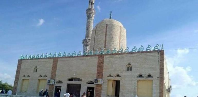 Ataque terrorista a una mezquita en Egipto mata 235 personas