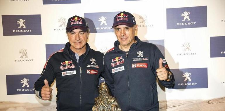 Exposición sobre la victoria de Carlos Sainz y Lucas Cruz en el Dakar 2018