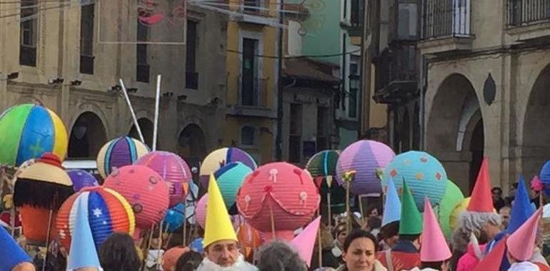 El Desfile de Escolinos y la coronación de los Reyes del Goxu y la Faba, este viernes en el Antroxu de Avilés