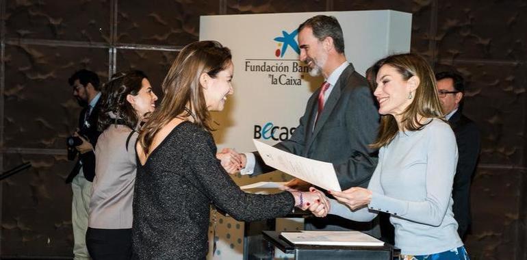 Sus Majestades los Reyes entregan a dos estudiantes asturianas sus becas ”la Caixa” de posgrado