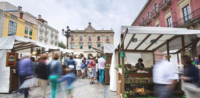 El Mercado Artesano y Ecológico de Gijón celebra el 50 aniversario de Tito Bustillo