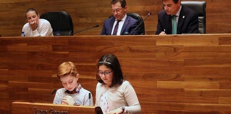 Escolares, políticos y artistas honran al asturiano en el Parlamento